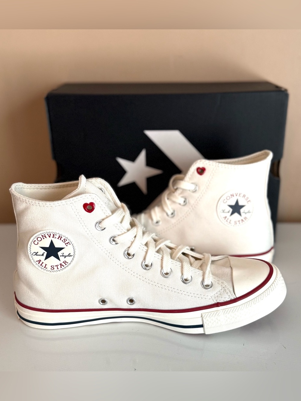 CONVERSE CHUCK TAYLOR ALL STAR WOMEN'S 10 VINTAGE WHITE HEARTS HIGH TOP NEW BOX - Picture 2 of 9
